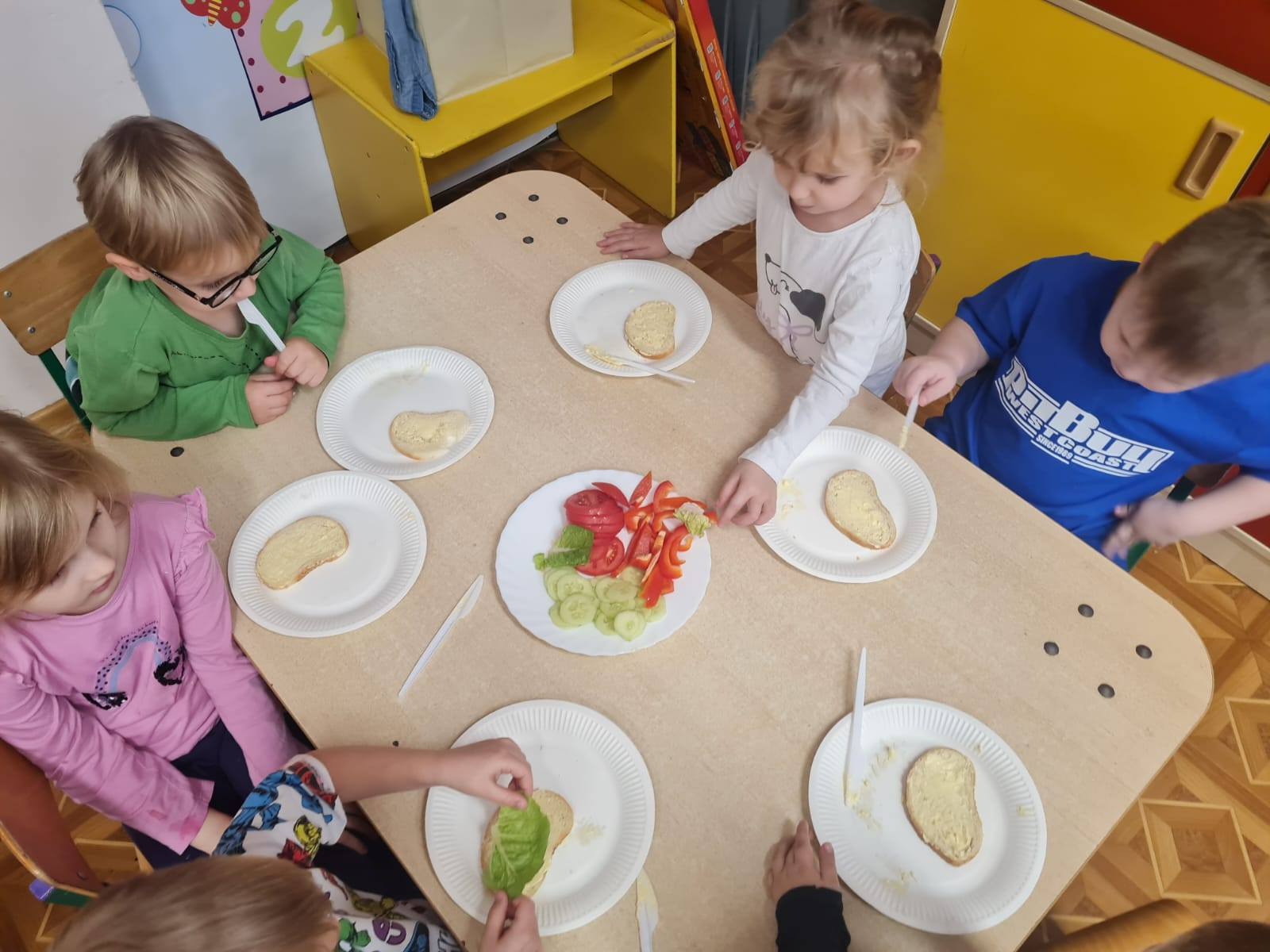 Dzieci przygotowują kanapki