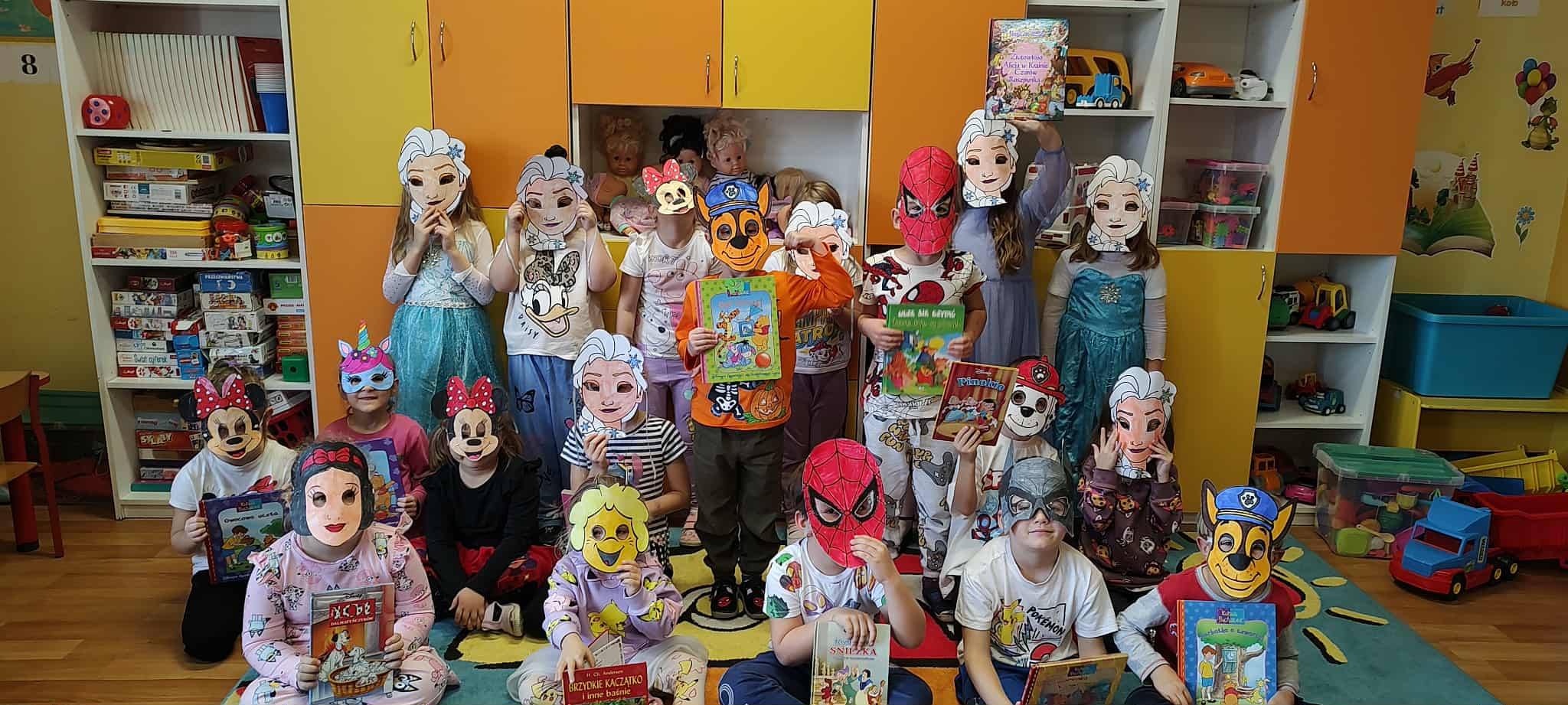 Dzieci w strojach bajkowych